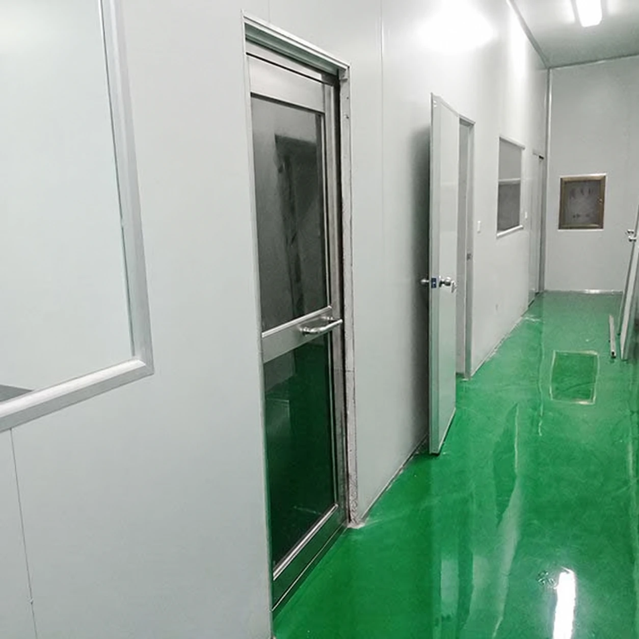 Air shower entrance integrated into a cleanroom corridor