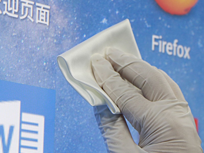 Blended Microfiber Cleanroom Wipes SH809L Mesh 156 g/m² — fabric and application detail 4