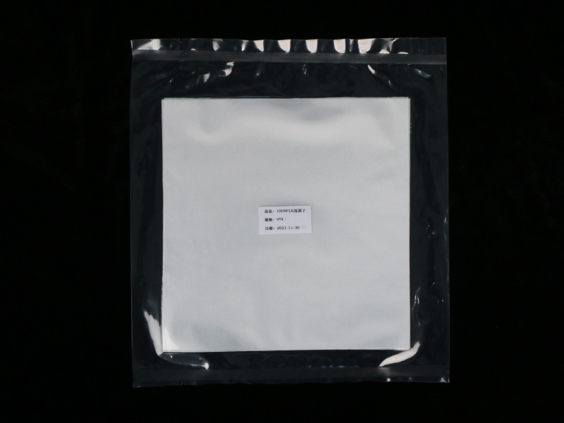 1009F Low-Ion Cleanroom Wipes — fabric and application detail 1