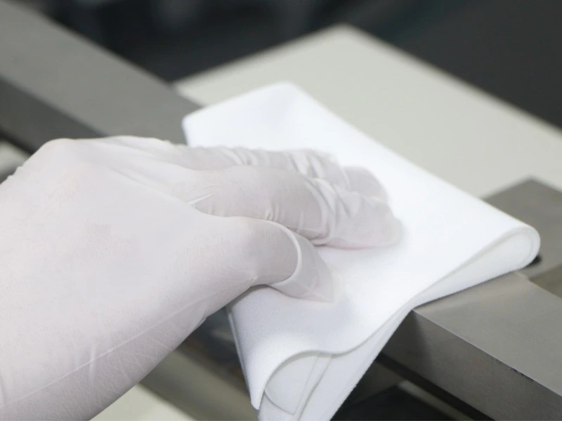 Polyester Cleanroom Wipes 1009A Mesh 150 g/m² — fabric and application detail 4