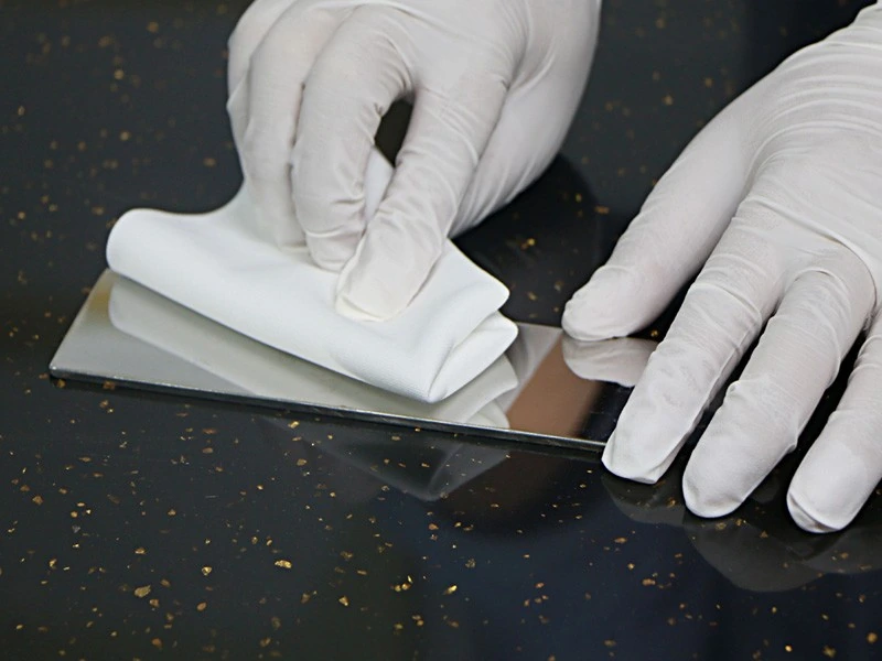 High-Density Microfiber Cleanroom Wipes HS909D 240 g/m² — fabric and application detail 4
