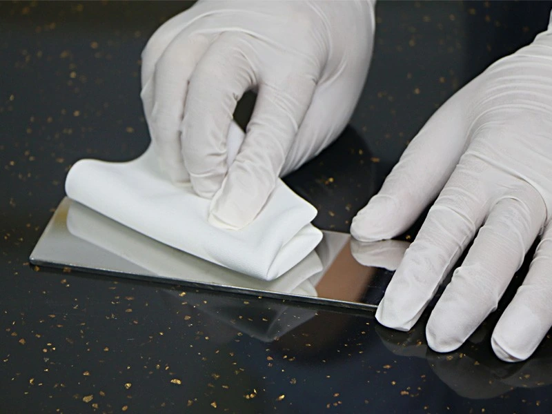 High-Density Microfiber Cleanroom Wipes HS909Q 170 g/m² — fabric and application detail 4